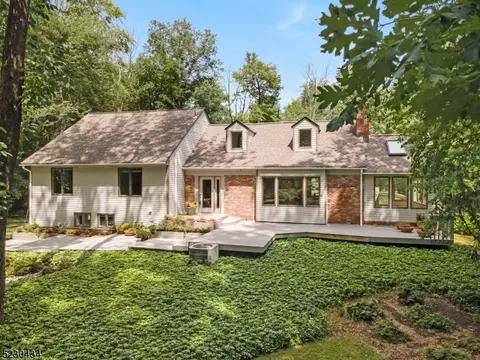 28 Skyline Dr, Warren, NJ 07059