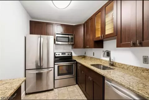 1111 River Rd #E21, Edgewater, NJ 07020