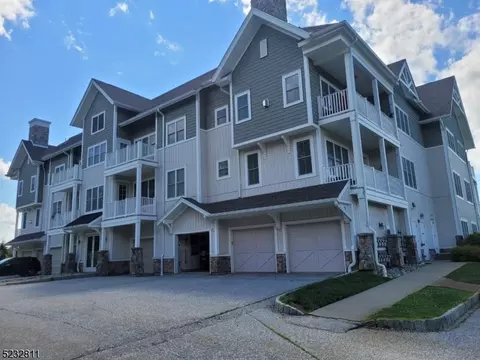 169 Tarrington Rd #303, Hamburg, NJ 07419