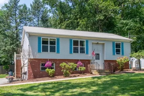 16 Applewood Rd, Hamburg, NJ 07419