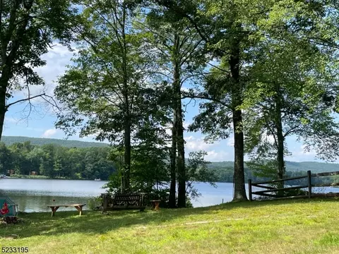 2 E Shore Dr, Newton, NJ 07860
