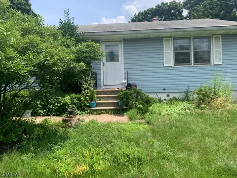 178 Alcorne St, East Franklin, NJ 08873