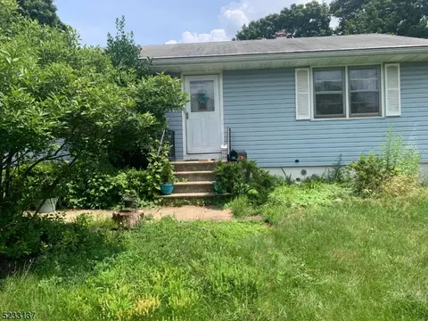178 Alcorne St, East Franklin, NJ 08873
