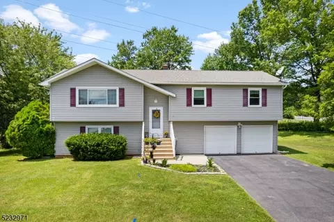 7 Peddlers Ln, Phillipsburg, NJ 08865