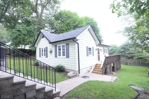 10 Mast Rd, Hopatcong, NJ 07843