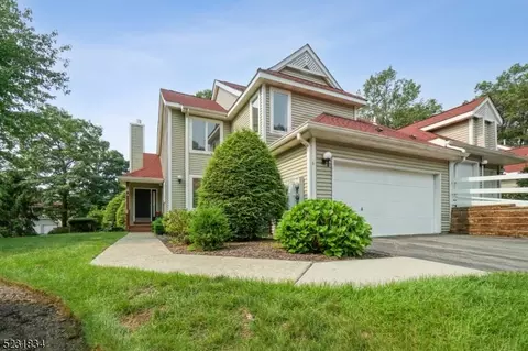 1 Davenports Mill Ct, Jefferson, NJ 07438