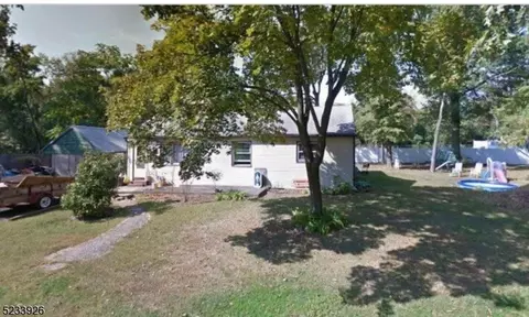 540 Louis Ave, East Franklin, NJ 08873