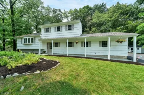15 Crest Dr, Washington Twp, NJ 07853