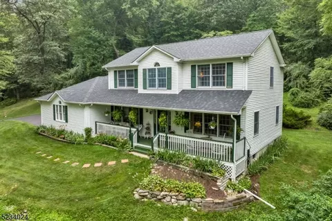 4 Christie Ct, Belvidere, NJ 07823