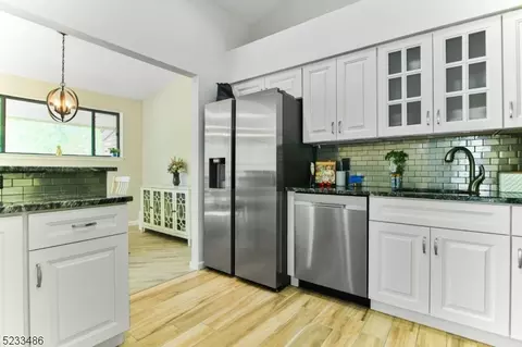 18 Summit Ct, Annandale, NJ 08801