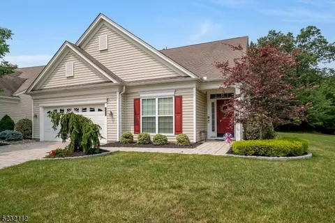 126 Stone Manor Dr, East Franklin, NJ 08873