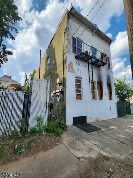 208 5th St #4, Elizabeth City, NJ 07206