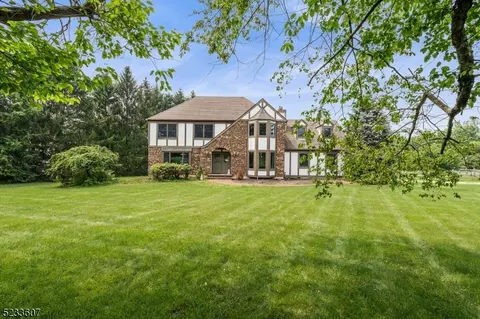 7 Elmwood Ln, Washington, NJ 07882
