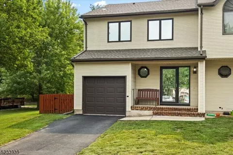 8 Maple Ct, Flemington, NJ 08822