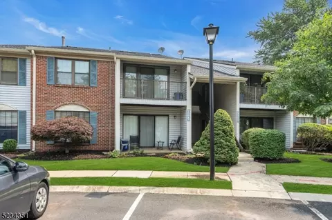 3 Taylor Dr, Franklin Park, NJ 08823