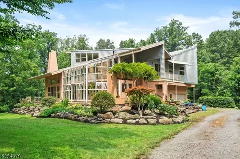 41 Lakeview Rd, Lambertville, NJ 08530