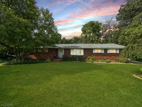 46 Pequest Dr, Belvidere, NJ 07823