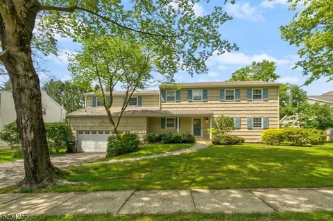 5 Village Cir, Mendham, NJ 07945