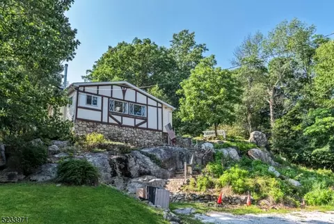 266 Hudson Ave, Hopatcong, NJ 07843