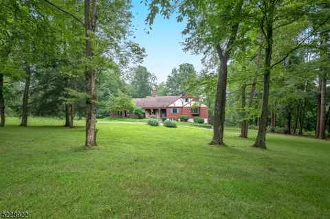 36 Boulder Hill Rd, Tewksbury Twp, NJ 07830