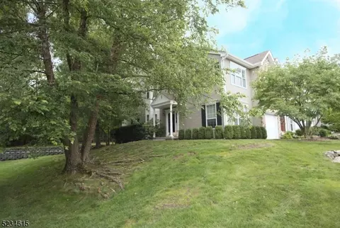 561 Adirondack Ct, Mahwah, NJ 07430