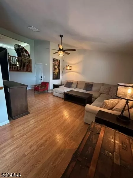 8 Hillside Ct, Clinton, NJ 08809