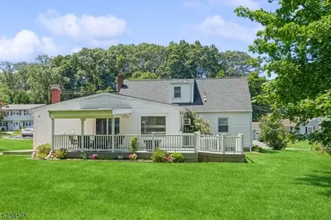8 Clover Ln, Randolph, NJ 07869