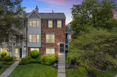 200 Sapphire Ln, Franklin Park, NJ 08823