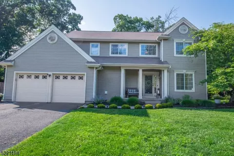 4 Crestwood Cir, Mount Olive, NJ 07828