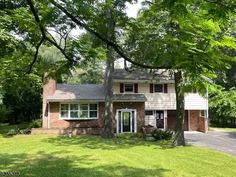21 Hampton Heights Rd, Lafayette, NJ 07848