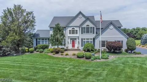 17 Yorkshire Dr, Hackettstown, NJ 07840