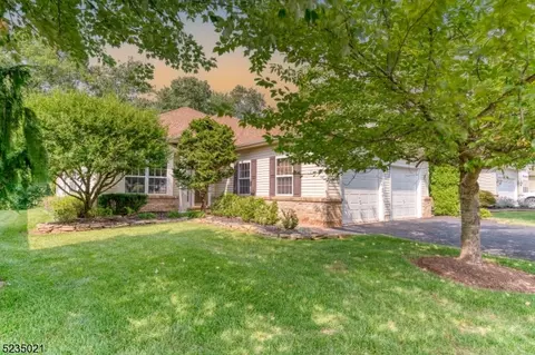 49 Daulton Dr, Franklin Twp, NJ 08873
