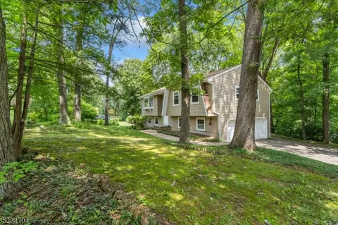 90 Signal Hill Trl, Sparta, NJ 07871