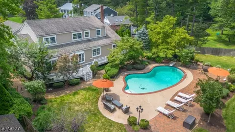 20 Pine Rd, Roseland, NJ 07068