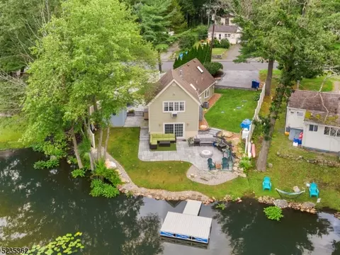 10 E Shore Trl, Hardyston, NJ 07460