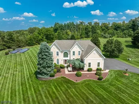 8 Stark Ct, Raritan Twp, NJ 08551