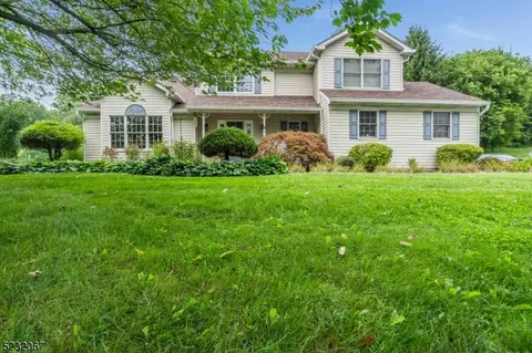 4 Lauren Dr, Franklin Twp, NJ 08886