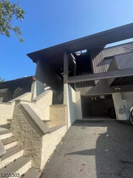 105 Barringer Ct, West Orange, NJ 07052