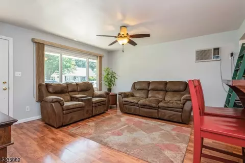 24 Markham Rd, Edison, NJ 08817 photo 2