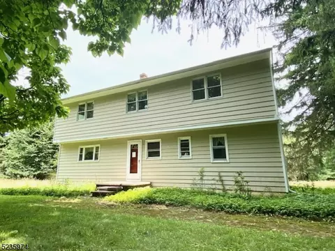 4 Saint Nicholas Vlg, Glen Gardner, NJ 08826