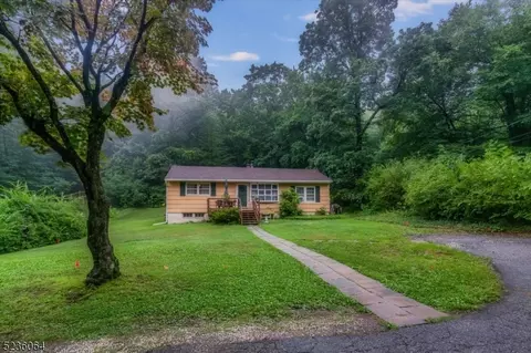 929 Plymouth Lake Dr E, Newton, NJ 07860