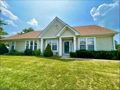 9 Brookfield Dr, Belvidere, NJ 07823