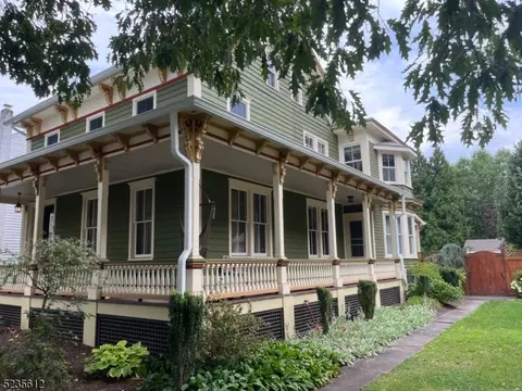 37 4th St, Frenchtown, NJ 08825