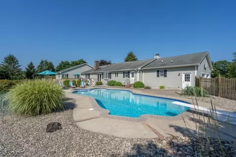 26 Spy Ln, Flemington, NJ 08822