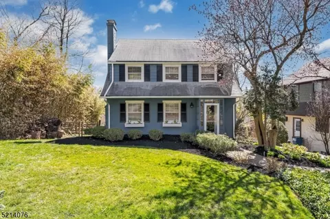 16 Upper Dr, Watchung, NJ 07069