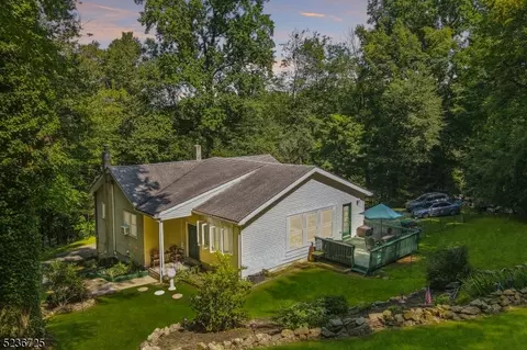5 Buckhorn Dr, Belvidere, NJ 07823