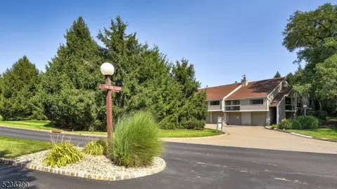 3 The Cres, Clinton, NJ 08809