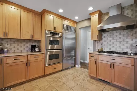 7 Livingston Ave, Warren, NJ 07059