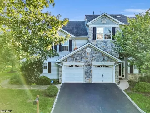 16 Rozalyn Ln, South Amboy, NJ 08879