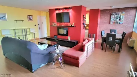 100 Manhattan Ave #907, Union City, NJ 07087